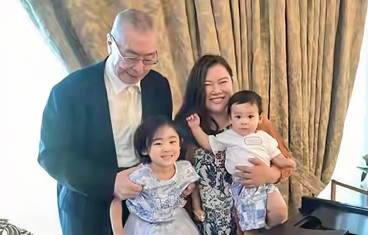 著名钢琴家，一生3段婚姻，78岁娶41岁娇妻，如今84岁，定居美国，住600㎡豪