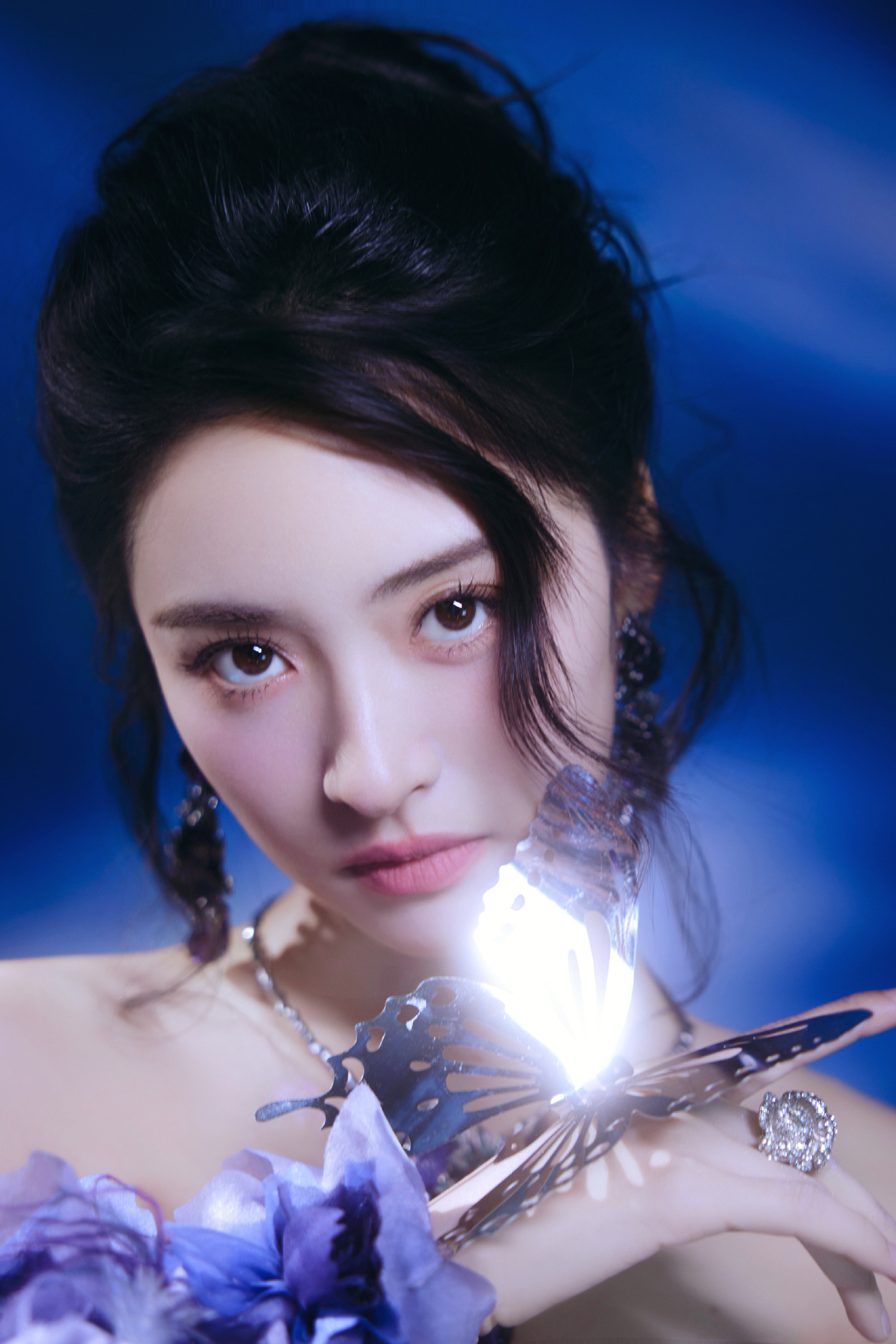 沈月优雅穿搭写真：着一袭幻紫，裙边盈润，袖上生花。沈月