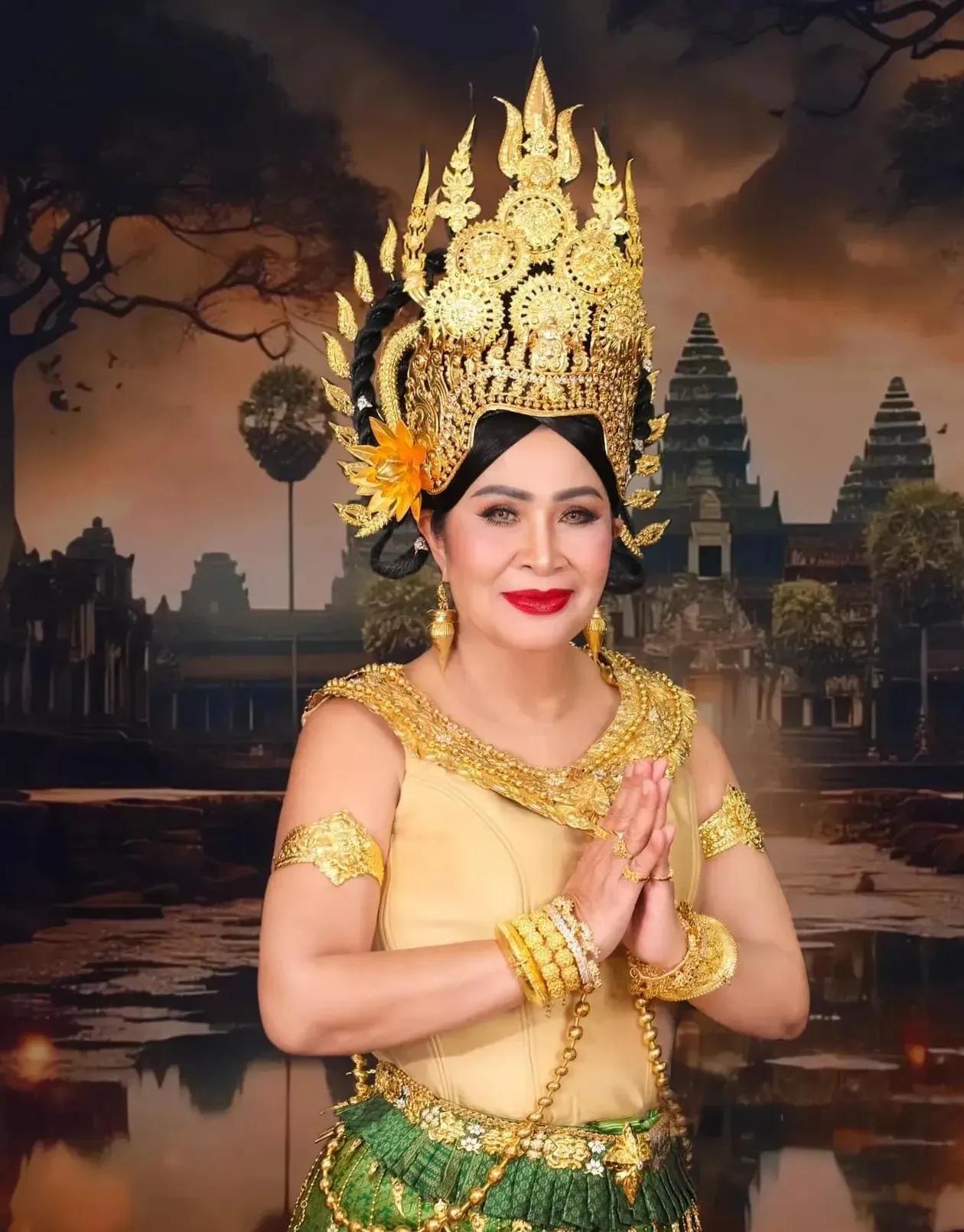 这位雍容华贵的夫人就是洪西娜，洪森的妹妹，兄妹俩长得可太像了！洪西娜个头不低，