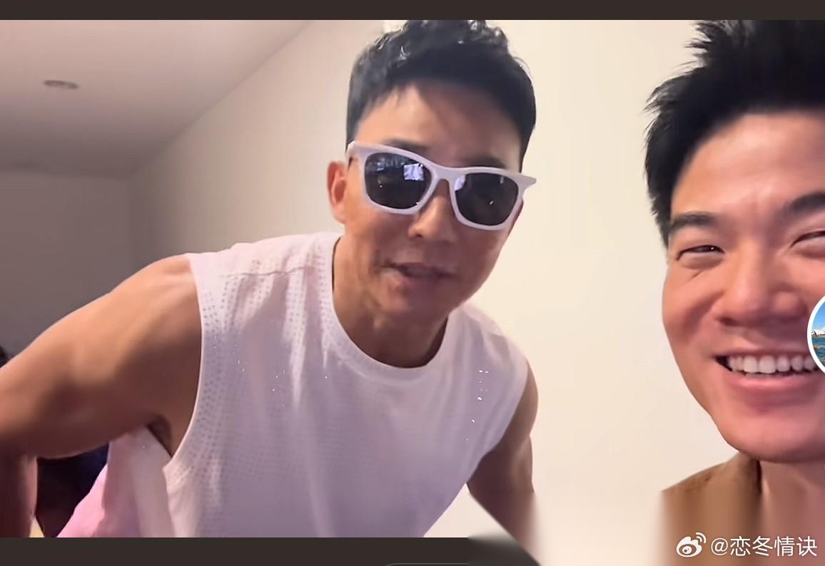 董宇辉去看周董演唱会，和刘耕宏互动的视频，直接冲上热榜！最逗的是董宇辉在短短一