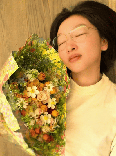 周冬雨和粉丝送的花合影一束花，一组素颜照，一份双向奔赴的温柔。周冬雨和粉丝送的