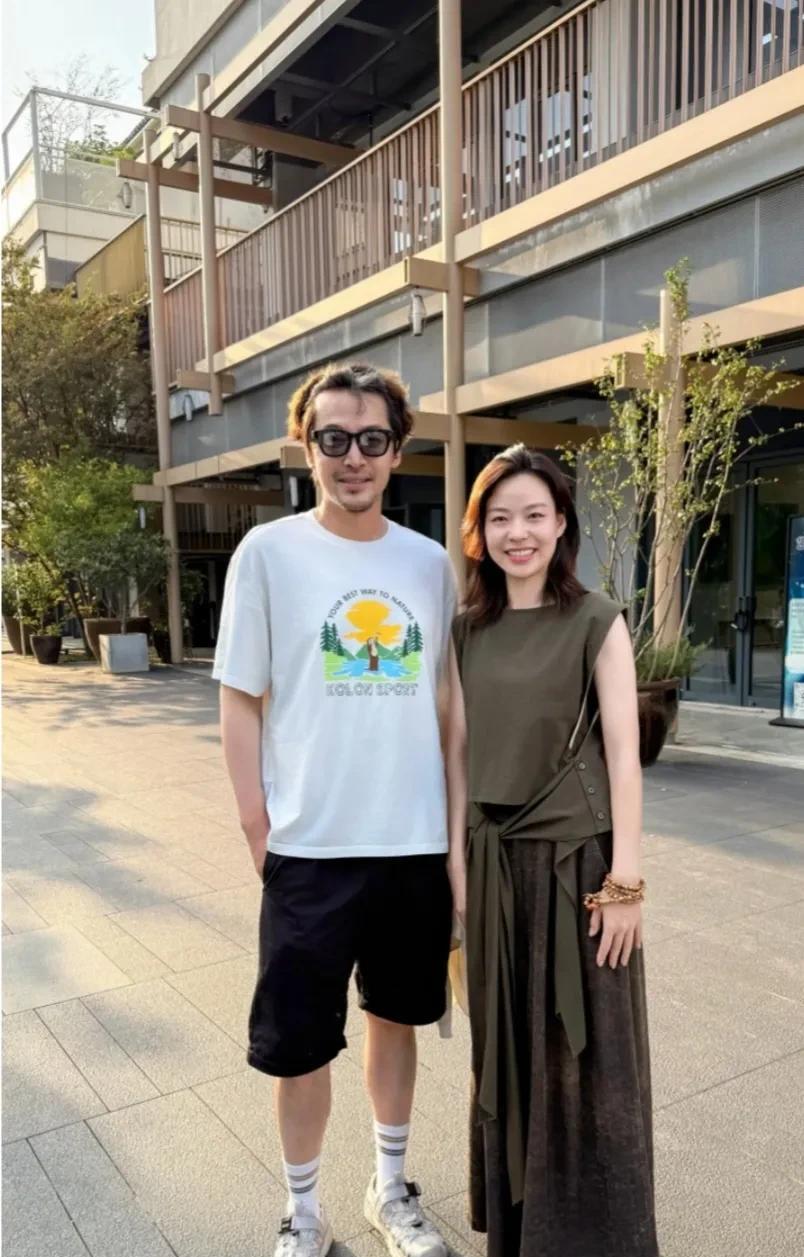 胡歌现身嘉兴，他个头好高，又白又瘦，长发箍起，还蓄起了胡须，有种文艺大叔范，沧桑