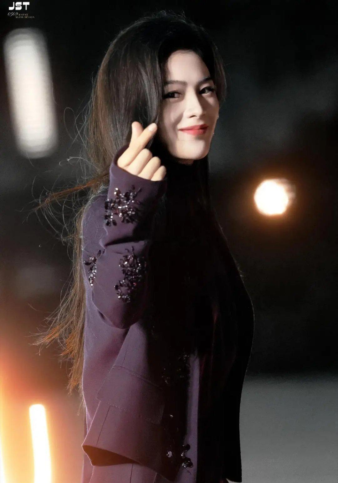 陈丽君亮相时尚芭莎艺术大赏，一身造型美飒兼具，气场全开，将东方女性的迷人魅力展现