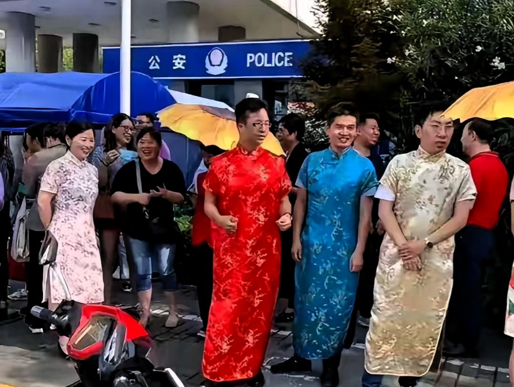 最近一两年，每逢高考就会出现一些“牛鬼蛇神”我都奇了怪了，这些家长怎么都鬼