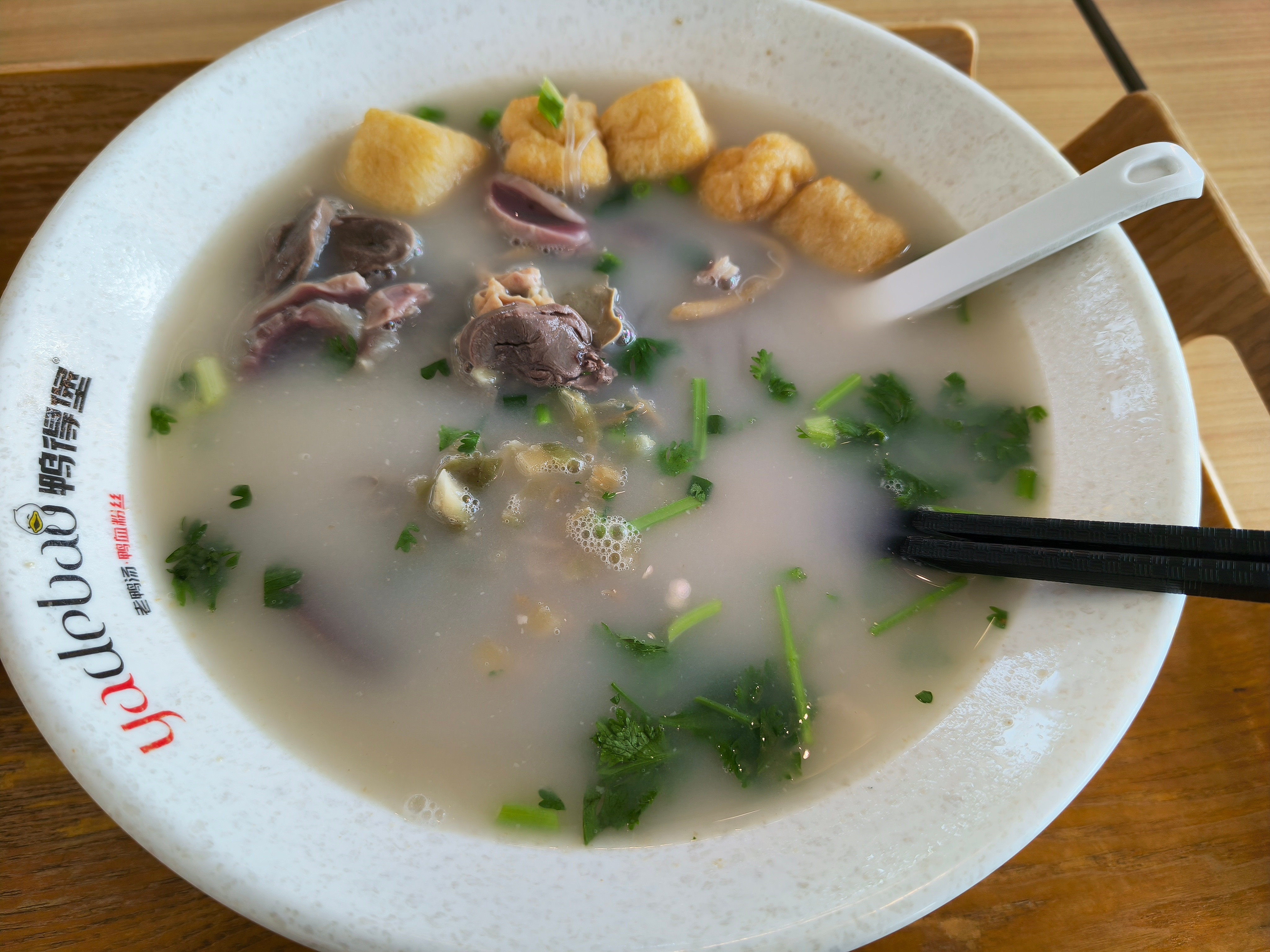 在南京机场尝尝鸭血粉丝汤和锅贴一共48元，咋样？​​​