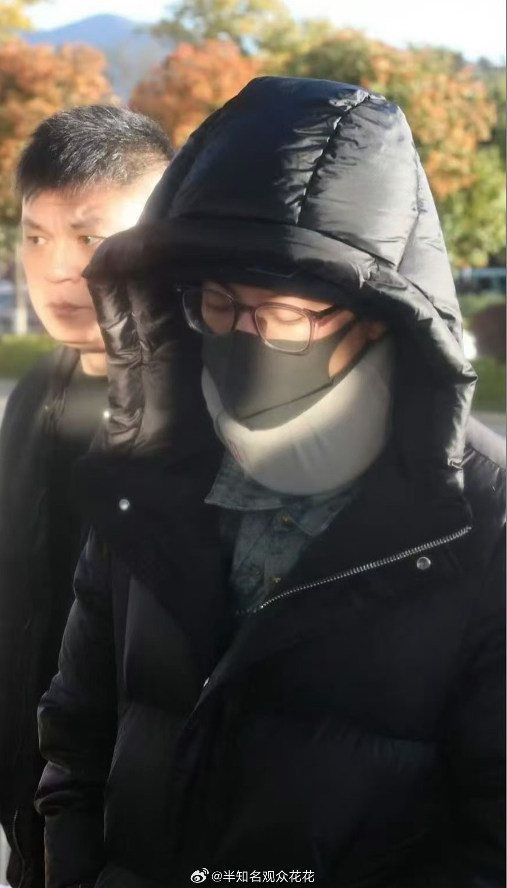 王鹤棣机场边走边睡王鹤棣困成啥样了我上早八就这样