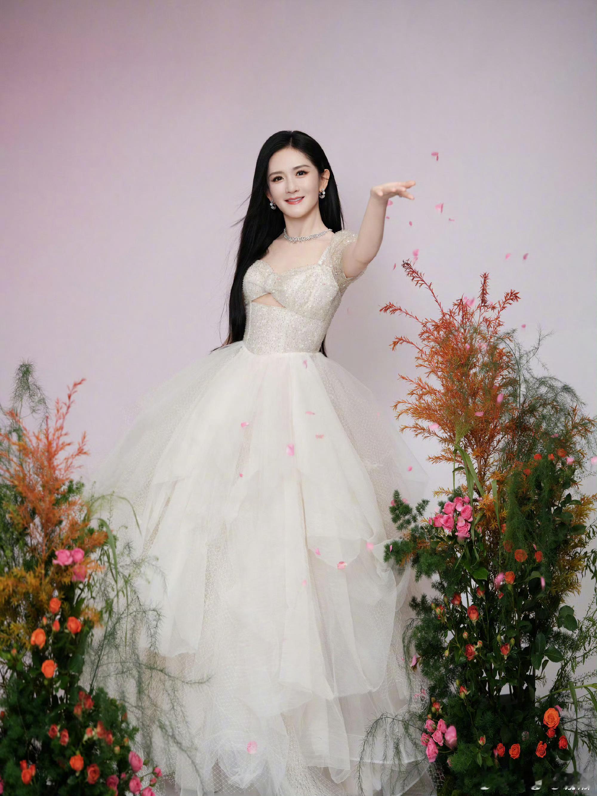 谢-仙女降临-娜！星光缀满的纱裙衬得肌肤雪白明亮，根本挪不开眼睛！​​​