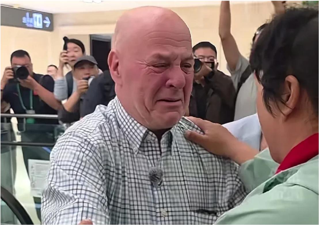 8月23日，年近七旬的美国老人罗纳德·萨科尔斯基，经过30多个小时飞行和中转抵达