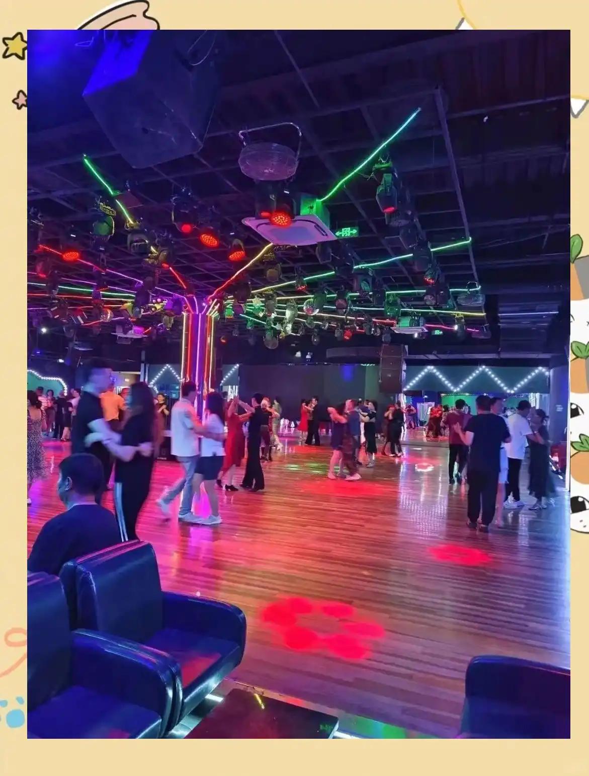 为什么女性舞伴们都有强烈的目的?这个问题，不论是城市舞厅和渝都舞厅伴舞女都是一