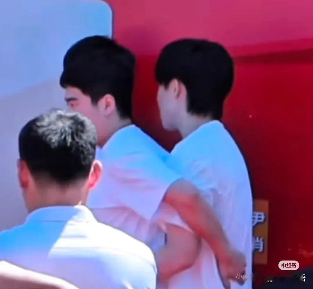 双甜这是又抱上了，哈哈！大头和大胖的感情真好，今天上午他们参加魏桥创业的活动，