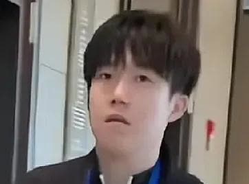 王楚钦刚出电梯，还没走出两米远就被一个女的撞了一下，大头蒙圈急了，就回头看是谁撞