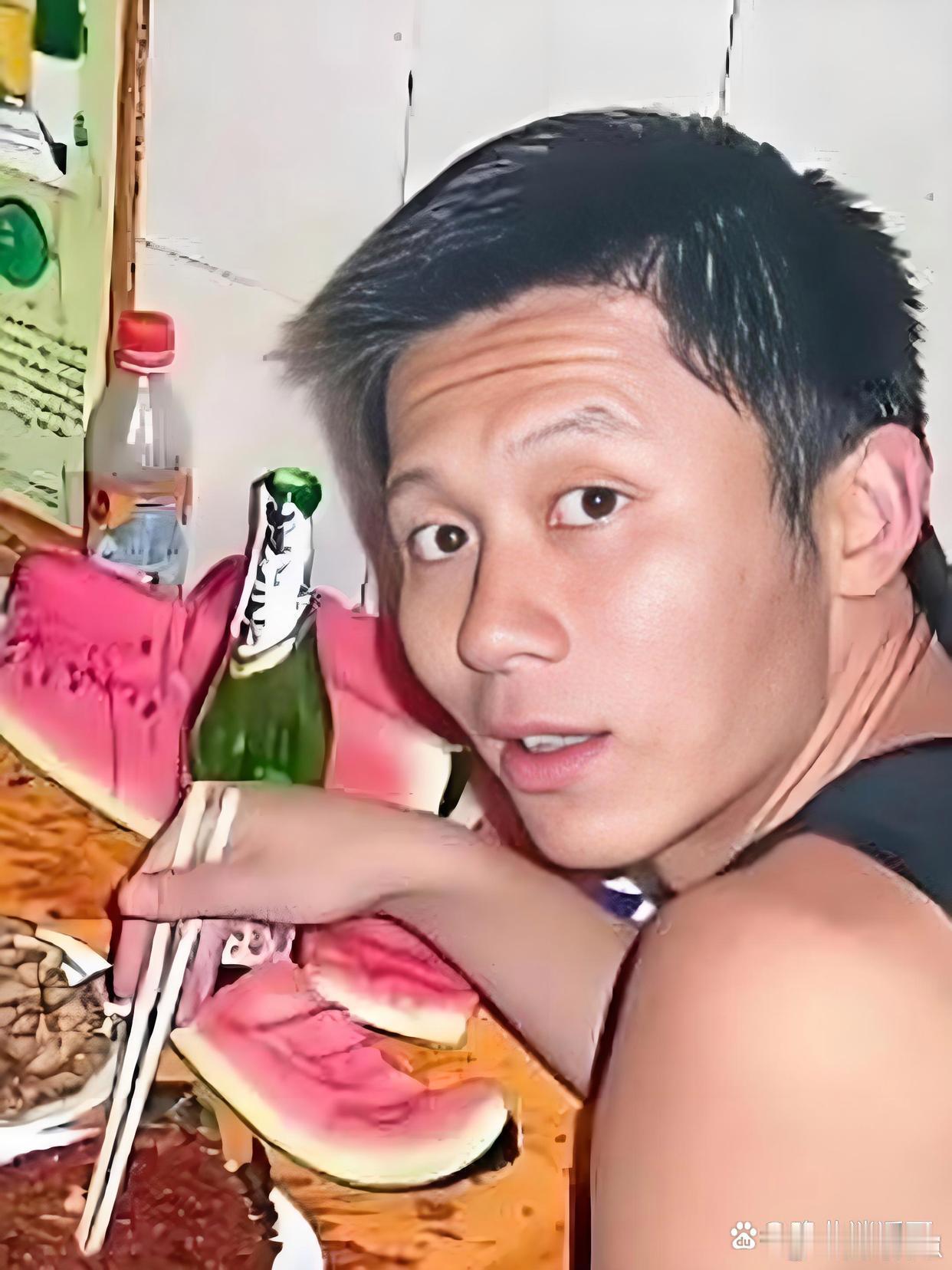 年轻时候的李晨和三个哥们下馆子！青涩模样满是少年气，老友相聚的画面太有年代感～