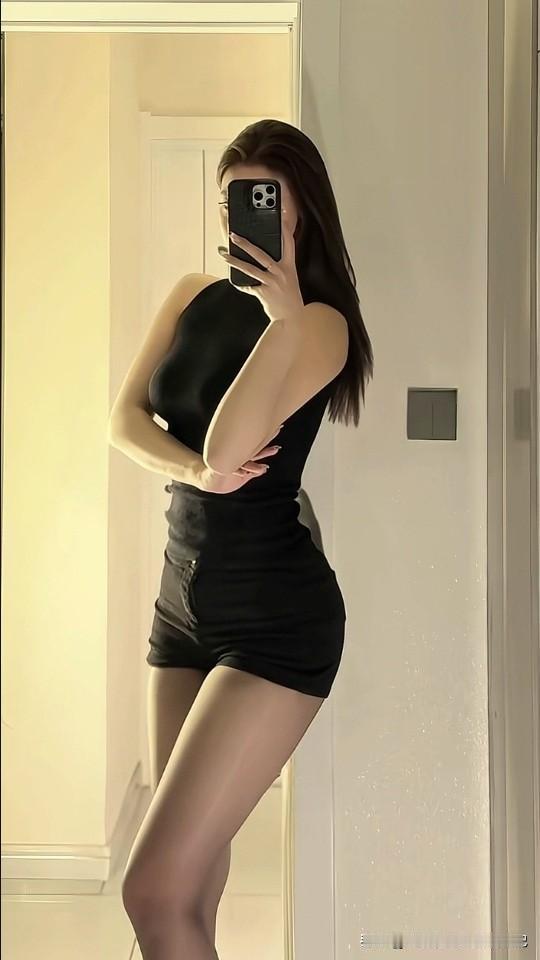 偏爱这种自带清冷感的黑色穿搭简单的剪裁，利落的线条，用黑丝和高跟轻轻点缀，不刻