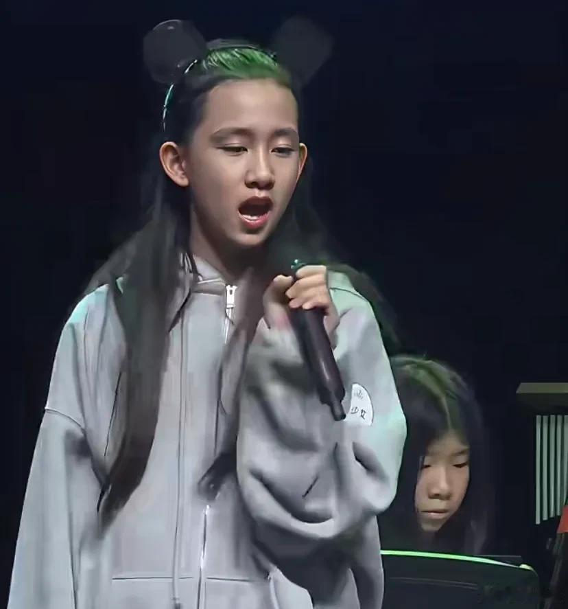 黄磊二女儿当主唱登台被说像爸，黄少艾近照曝光，网友：一家人都要进娱乐圈了？​​