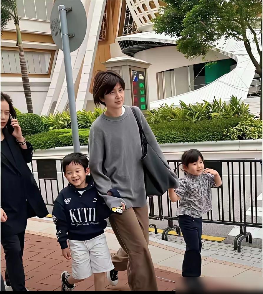 咱说国乒里最决绝的姐们儿，22岁正处于打球的黄金期，说退役就退役了，硬生生把当年