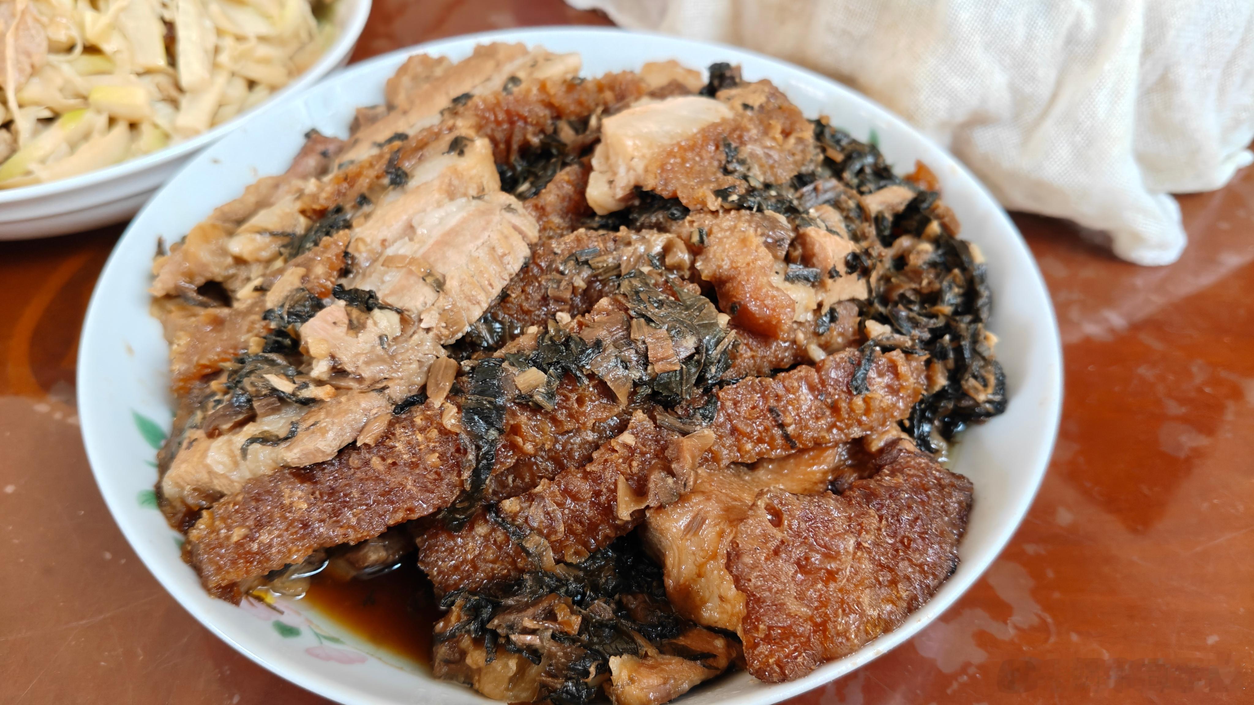 大家早上好！看到绣球，五色糯米饭，还有梅菜扣肉，就知道我回到家了。我的日常plo