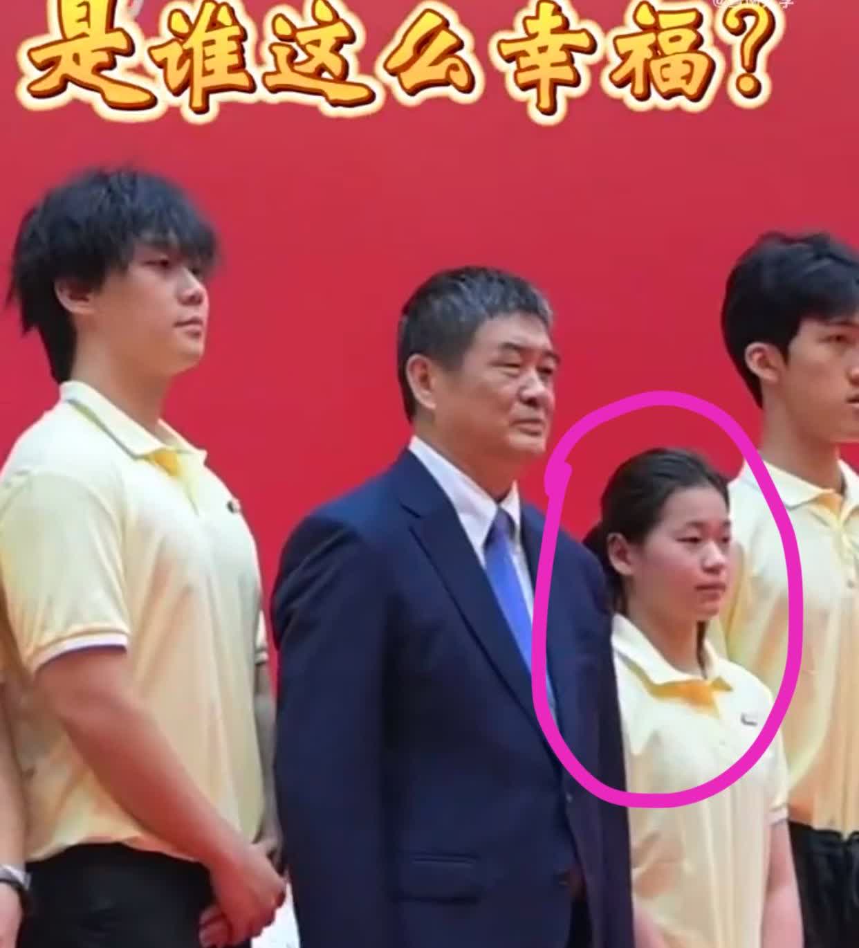 看完这张照片我吓了一跳，全红婵为什么比其他大学同学矮那么多？首先