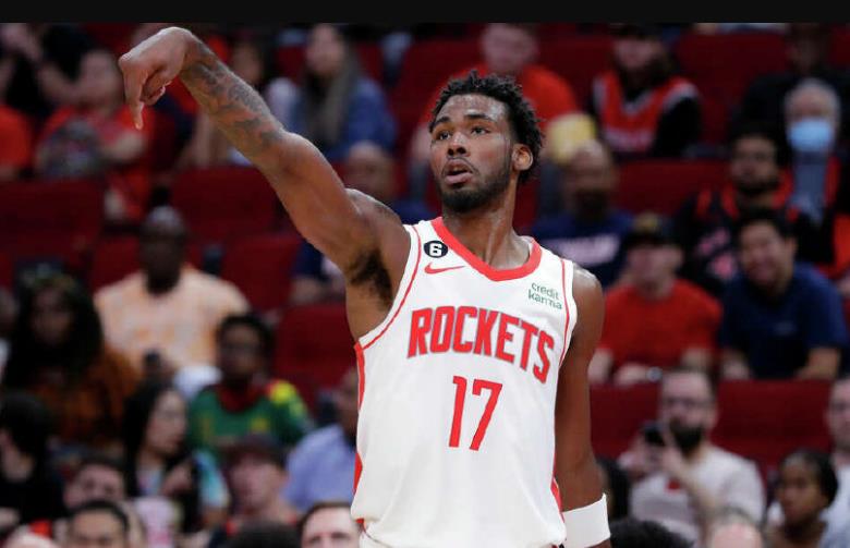 伊森下赛季能不能留在火箭队，这个真的不好说。如果说之前火箭队想要续约伊森，但是被