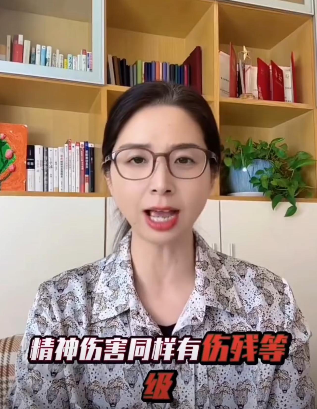 十级精神工伤！崔丽丽穿维权战袍官宣，评论区却早变了天崔丽丽穿上那件满是屈辱的衣