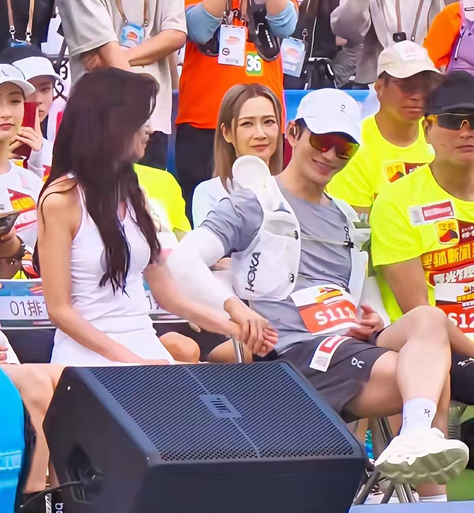 林志玲现身香港参加马拉松。膝关节暴露年龄了，膝盖上方的皮肤已经皱巴巴了，瘦的和竹