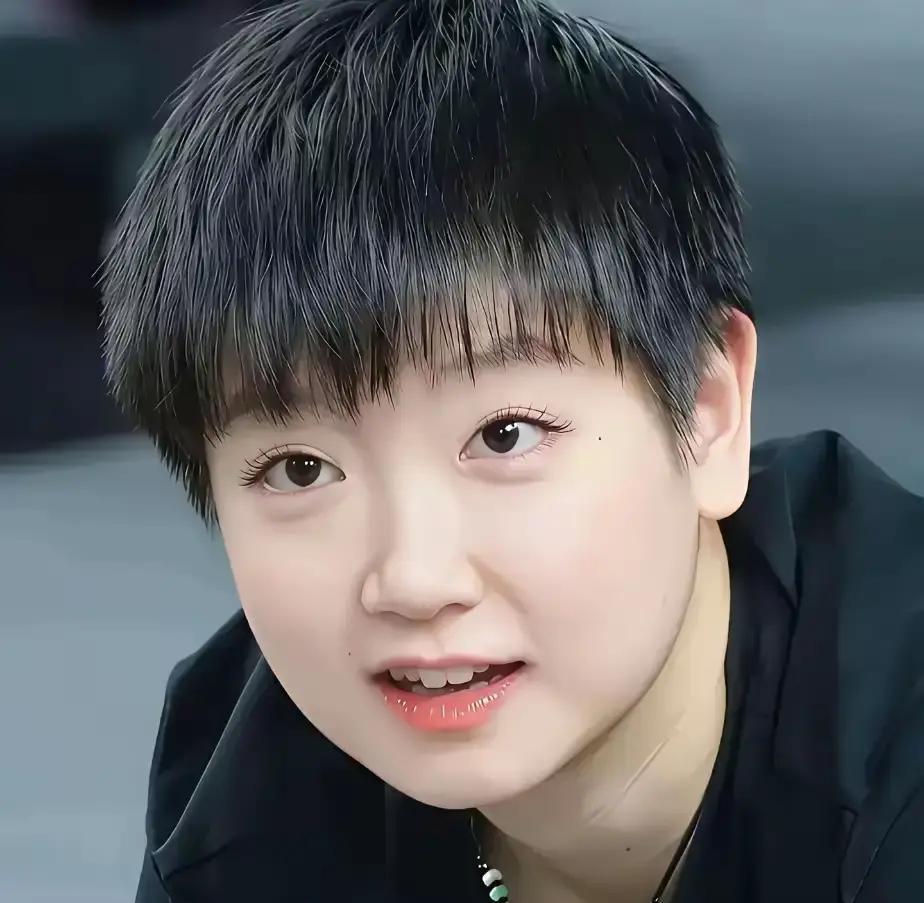 别再说国乒逼她带伤夺冠了。真相，是她自己咬着牙“违抗”了命令。香港混双决赛