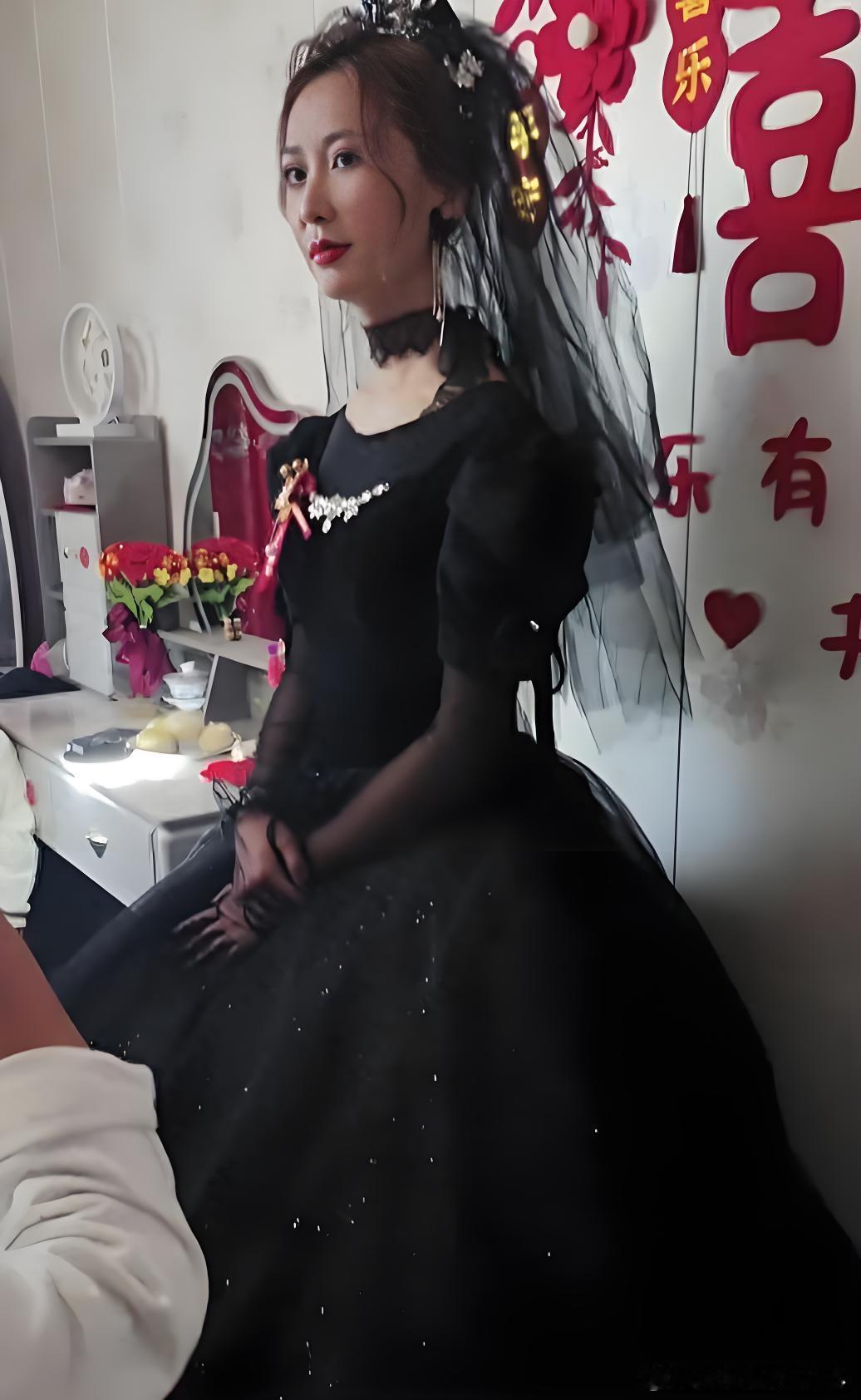 你能接受吗？甘肃一新娘穿黑色婚纱举行婚礼，网友：新郎压力山大
