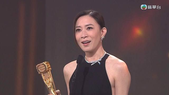 佘诗曼凭借《新闻女王2》再封TVB视后！这是阿佘第四次拿下视后奖杯了，前三次分
