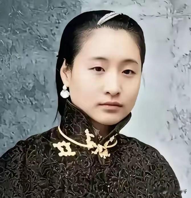 1916年，蔡锷病死了，小情人小凤仙参加完他的葬礼便消失了，直到1998年，她的