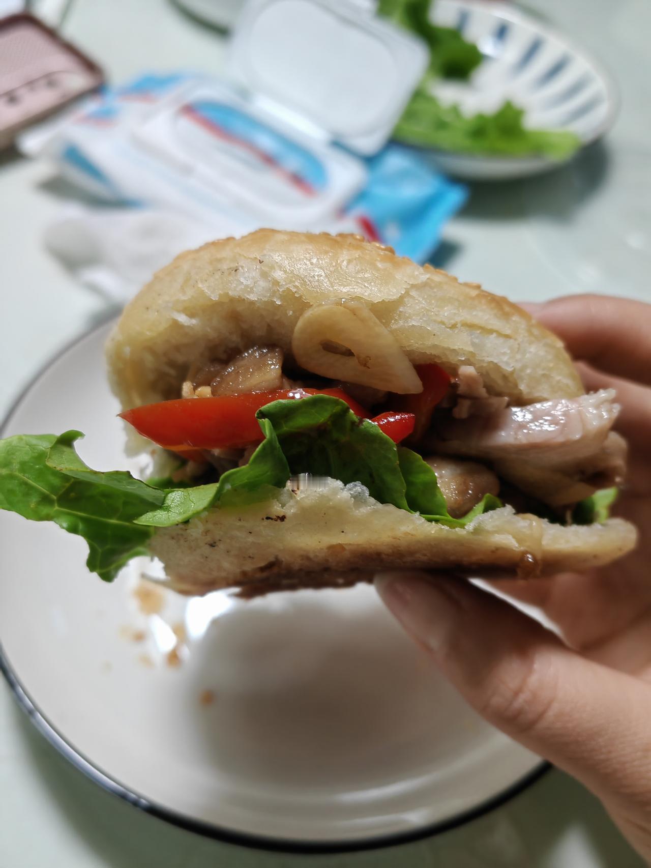 老公给我准备的晚饭，是烧饼夹剩菜，再配上一碗小米粥。他还说，美味得很！今天下