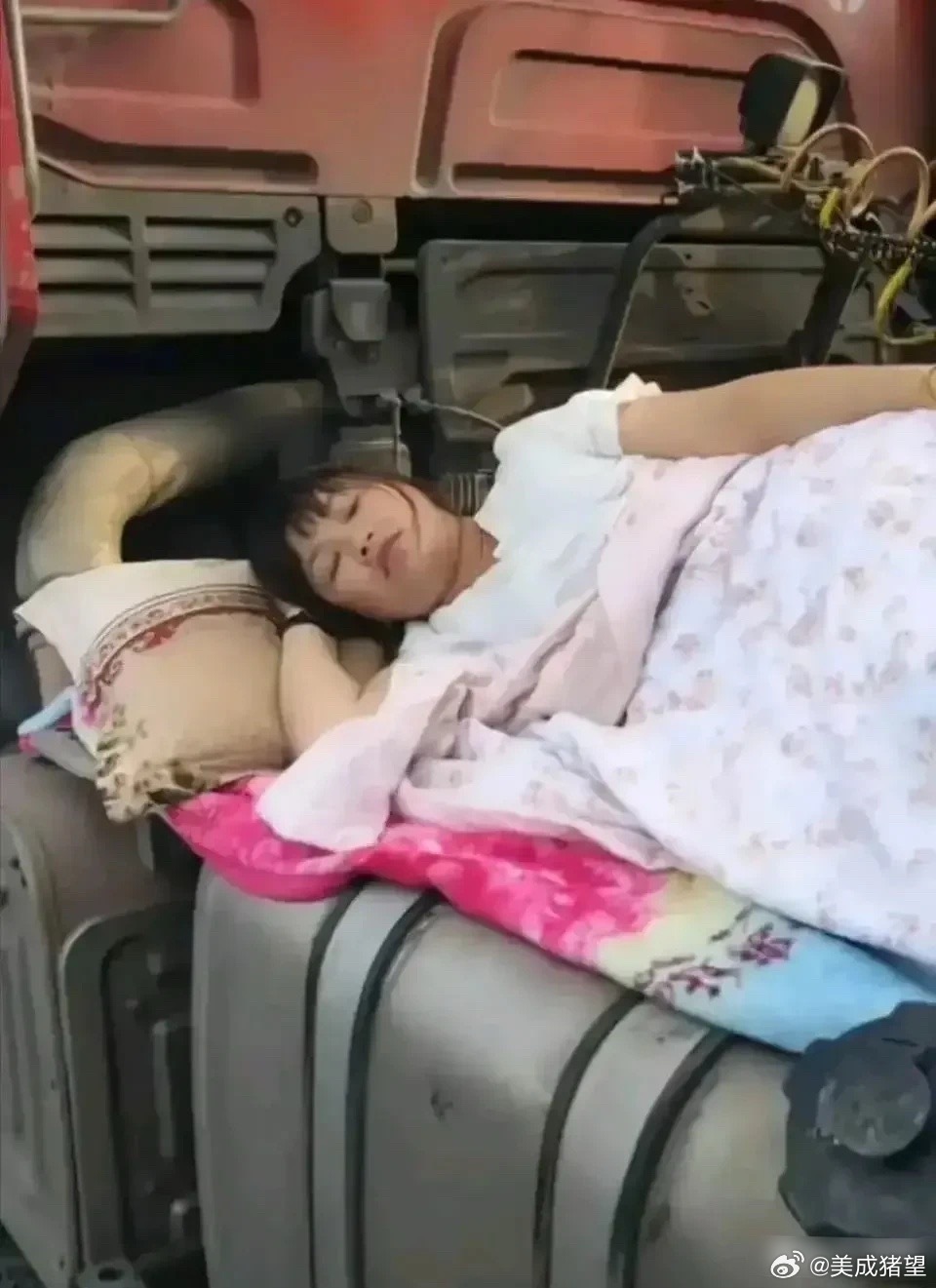 路过服务区看到这一幕，估计油保住了！