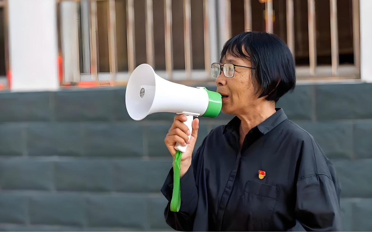 教书能力与师德哪个更重要?自古以来教师这个职业不被人们高看，家有三斗粮，不教小儿