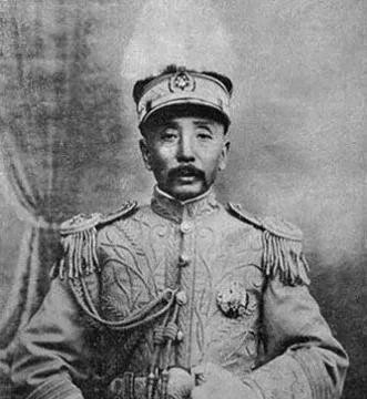 1914年，张作霖在面试4个保镖时，突然有刺客闯进来，其中3人立即跑去抓刺客，另