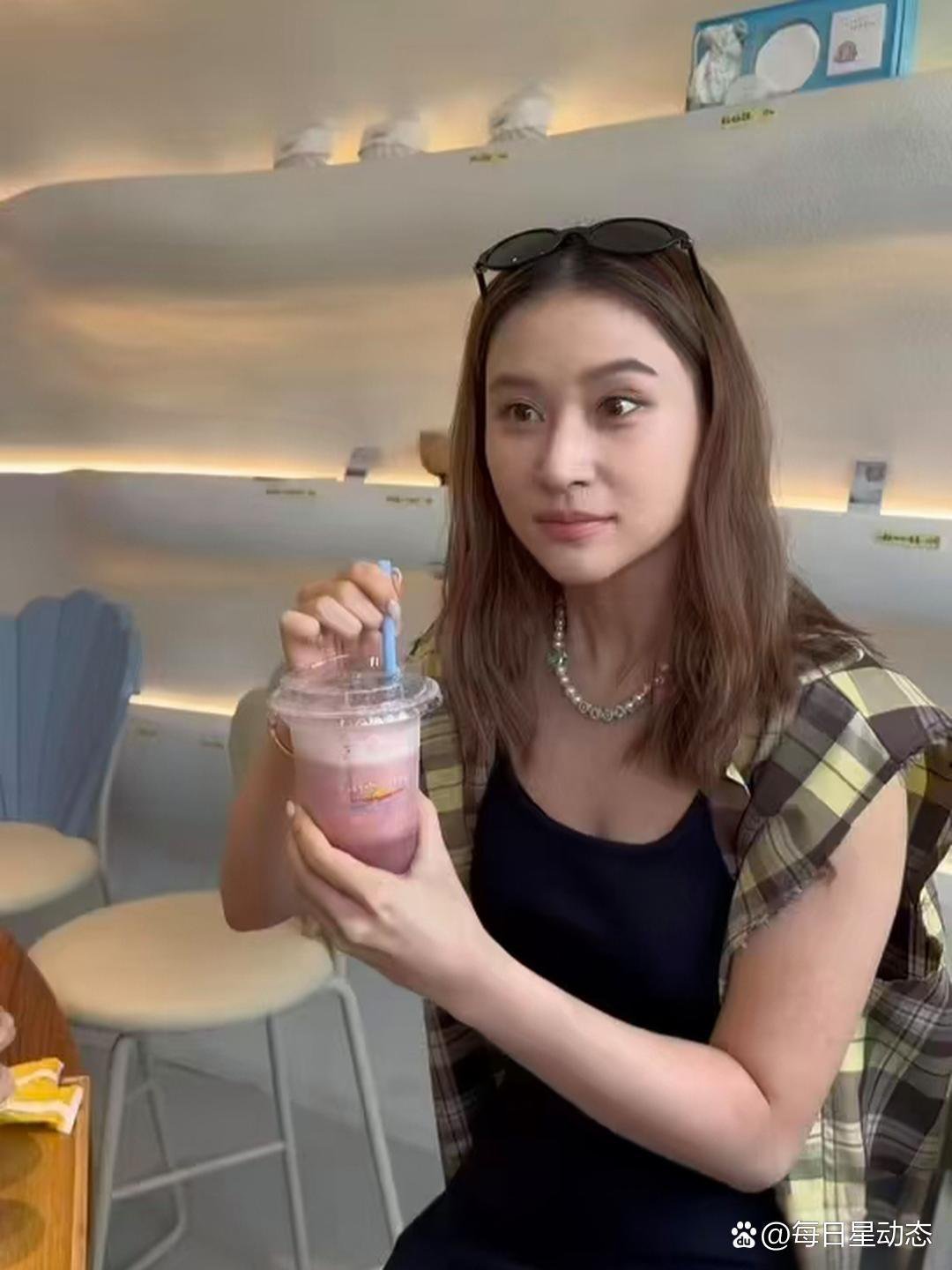 在河北阿那亚奶茶店偶遇何超莲，没有精修、没有打光的路人视角，让大家看到豪门千金最真实的一面。​