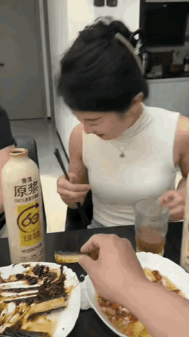 老婆带闺蜜来家中做客吃饭，老公把一条黄瓜沾酱递给老婆吃，老公随后递给闺蜜一根黄瓜