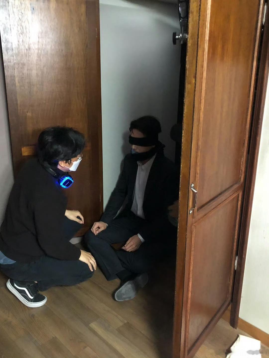 门后面被绑的正装男[doge][doge][doge]​​​