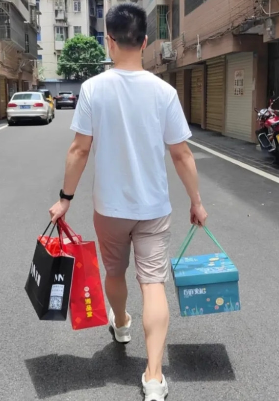 妈妈打电话给老公，说借点钱给弟弟买车，我老公刚准备答应的时候，我眼疾手快，直接夺