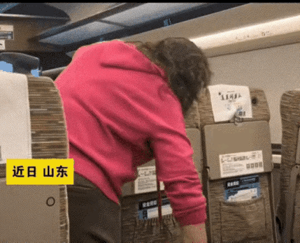 2026年3月，从哈尔滨开往北京的一趟高铁上，拍下了让人心里发酸又佩服的一幕。