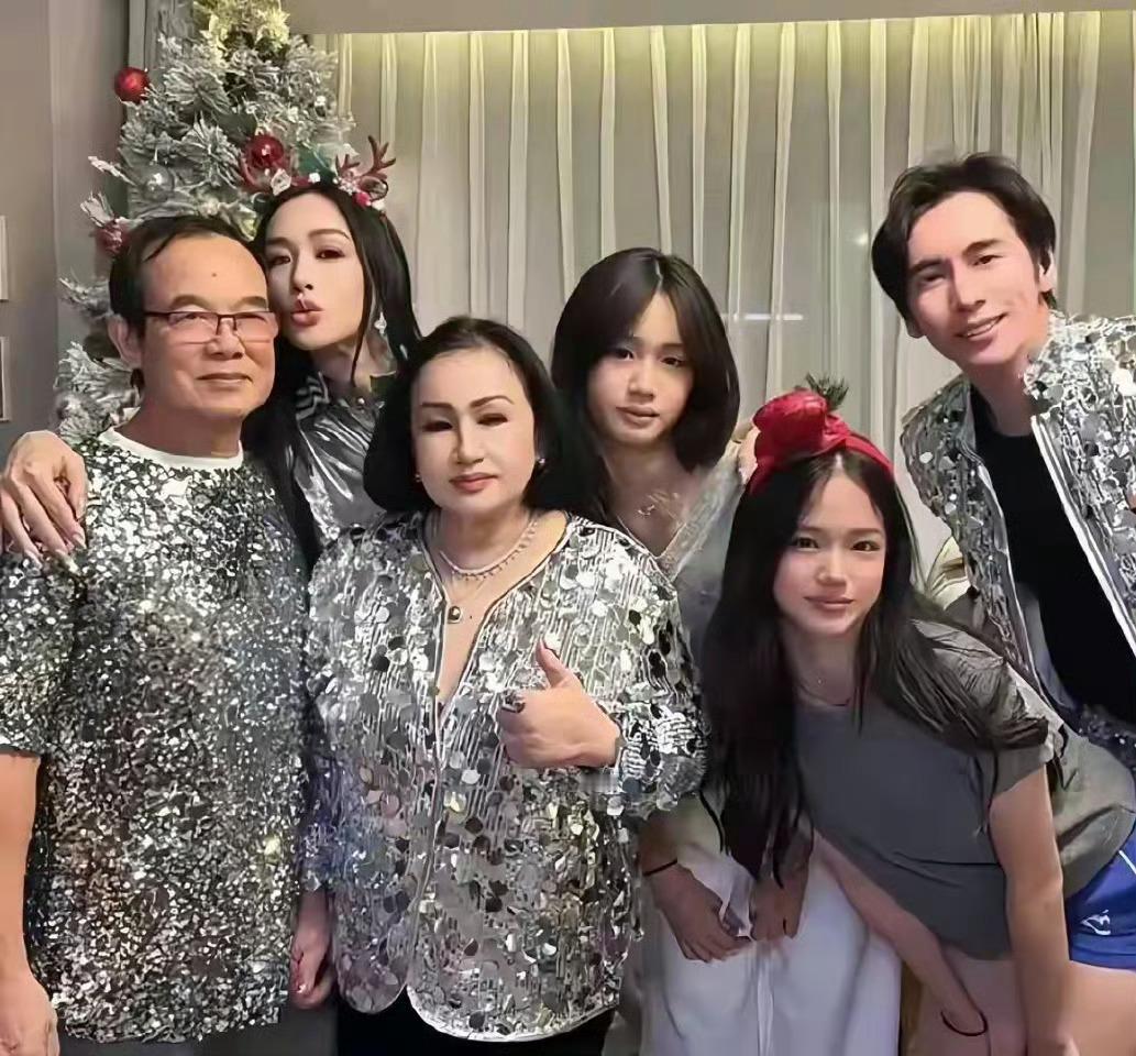 钟丽缇曝母亲79岁每天化妆，春节全家福刷屏！钟丽缇大女儿带男友回家，张伦硕老父亲