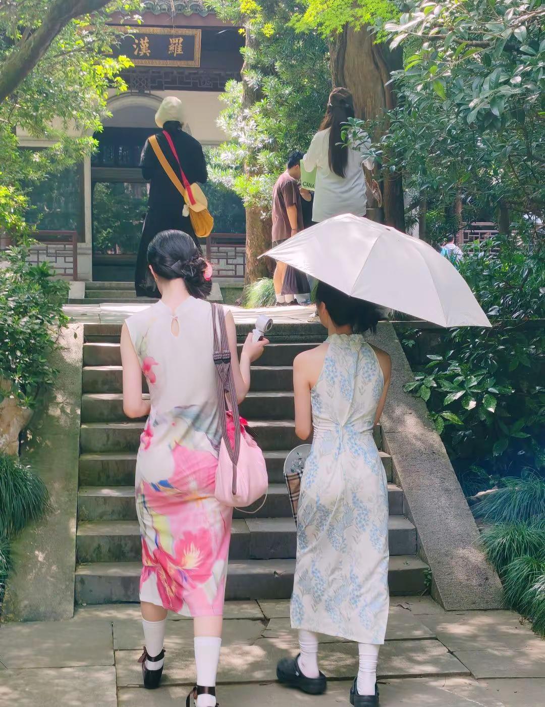 分享西湖虎跑公园美女特写镜头给你中国杭州