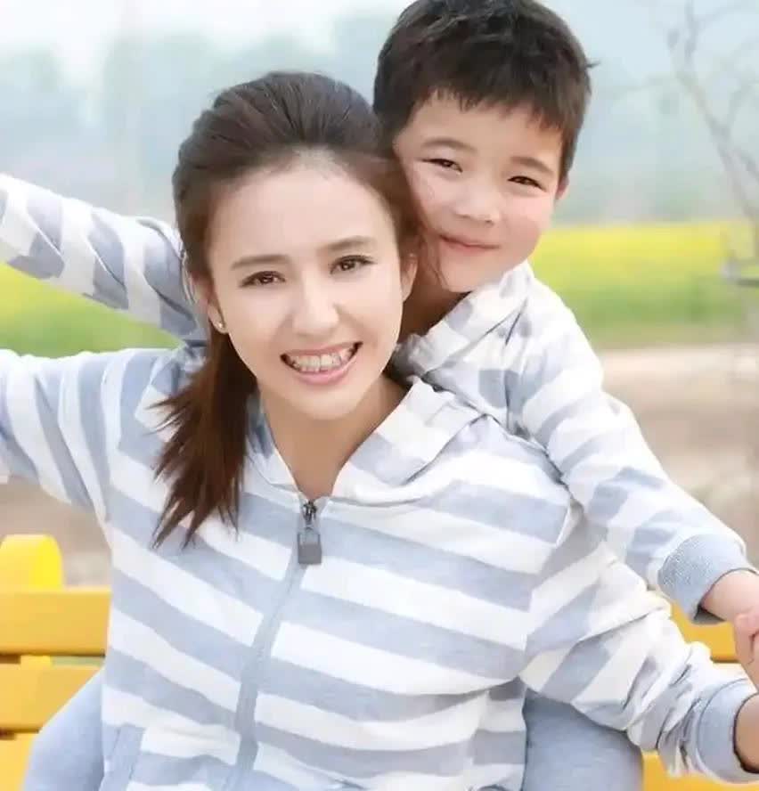 佟丽娅和陈思诚的宝贝儿子为啥起个女孩的名字——朵朵。原来，陈思诚在上初中