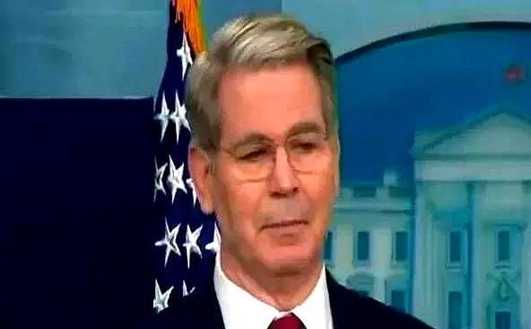 美国财长贝森特在白宫新闻发布会上回答记者提问，记者：