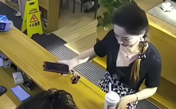 12个人吃饭花896元，付账时却嫌贵，老板不打折就大吵大闹，就想问一句，点菜时想
