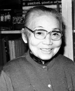 1925年，苏州豪门潘祖年病重。弥留之际，他把孙媳妇潘达于叫到床前，颤巍巍地