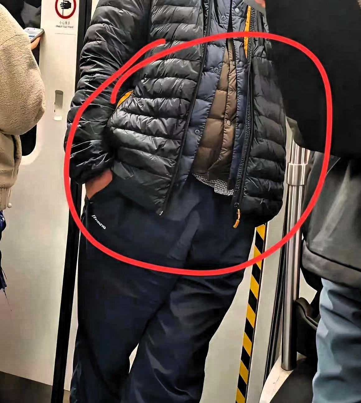 地铁上叠穿羽绒服的大哥，悄悄破解了过冬的物理密码。不少人习惯靠一件厚羽绒服应