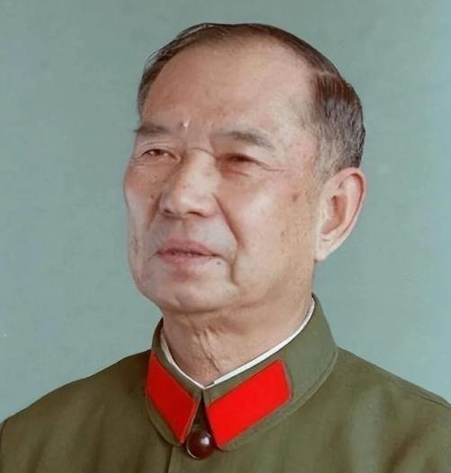 1982年，开国少将尤太忠视察部队，见一副团长好生眼熟，暗骂一句大事不好，立刻打