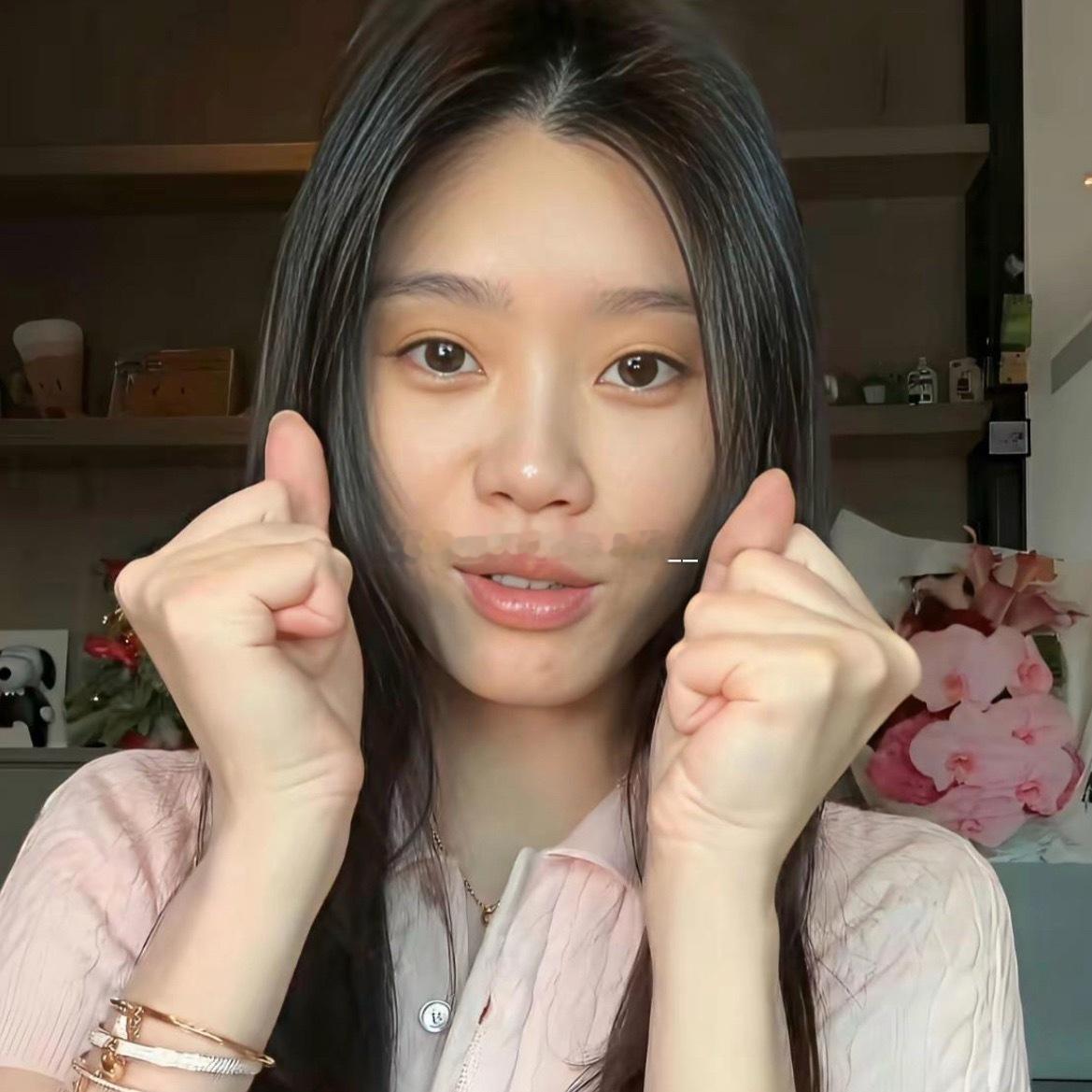 奚梦瑶纯素颜出镜，不得不感慨，她的底子确实很好，难怪化妆之后这么漂亮