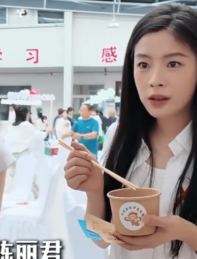 陈丽君原来松弛的时候这么可爱，姐姐真的一本正经的时候特别高冷酷帅，没想到松弛的时