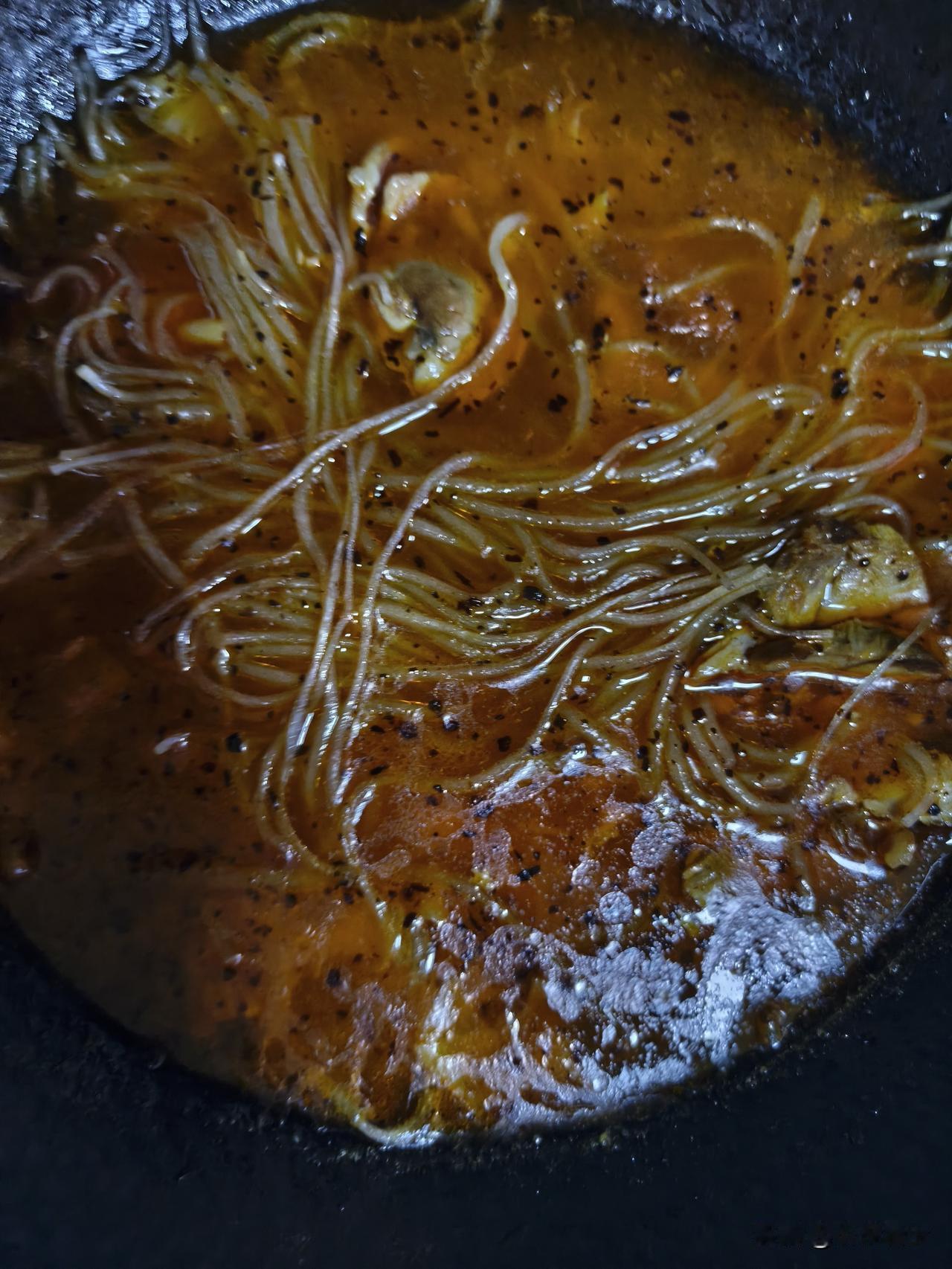 这会我准备等着吃饭了，儿子六点半左右能到家，然后我们五口人就开饭了。今