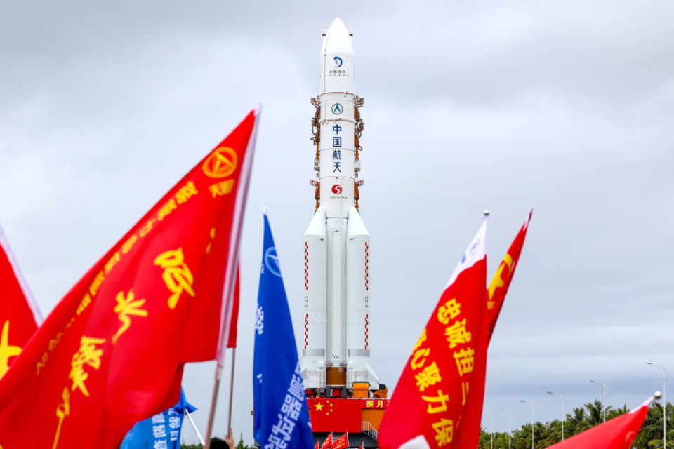 嫦娥七号器箭组合体完成垂直转运，奔月倒计时开启！8月19日，嫦娥七号探测器和长征