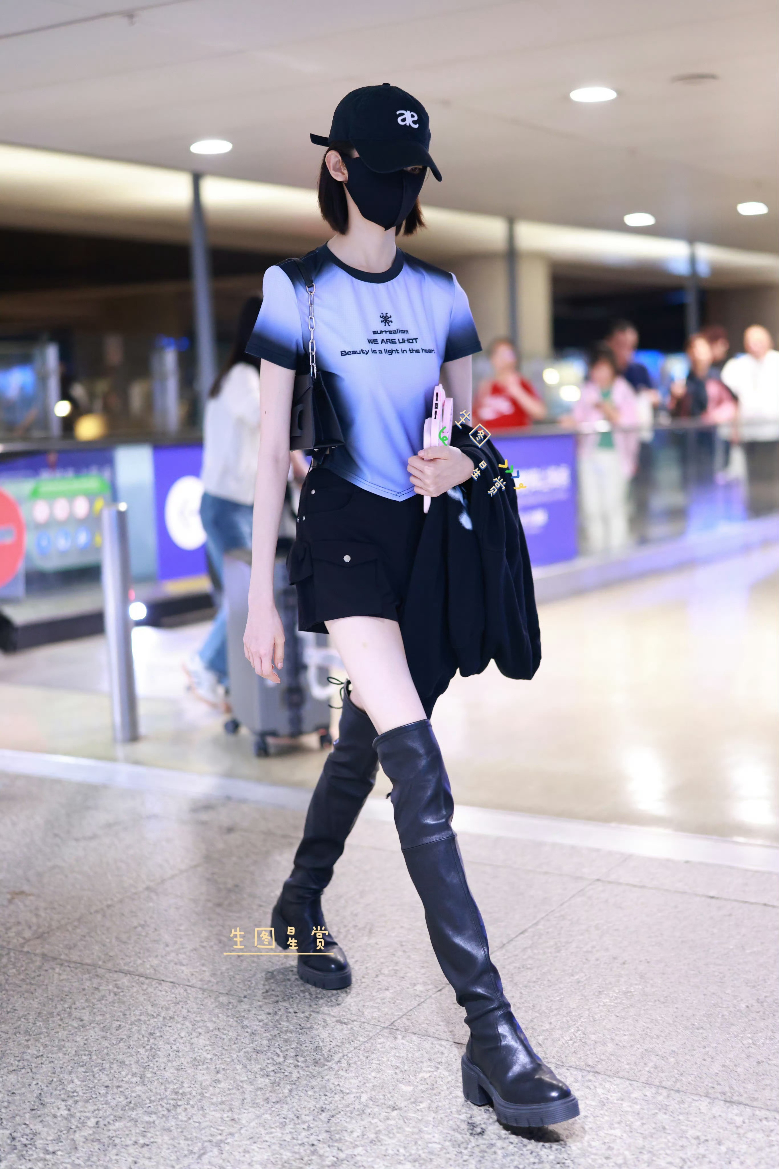 张艺凡🛬250521上海到达生图，长筒靴适配大长腿​​​
